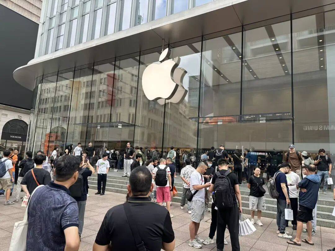 火爆！iPhone17系列开卖，Air仍延期！4小时，京东超3万用户签收！门店也大排长龙，有人5点就来了，黄牛最高加价1500元