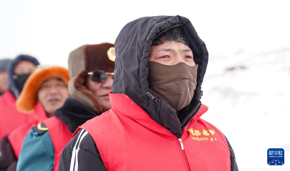 在冰川下行走的志愿者：守护好“长江第一滴水”
