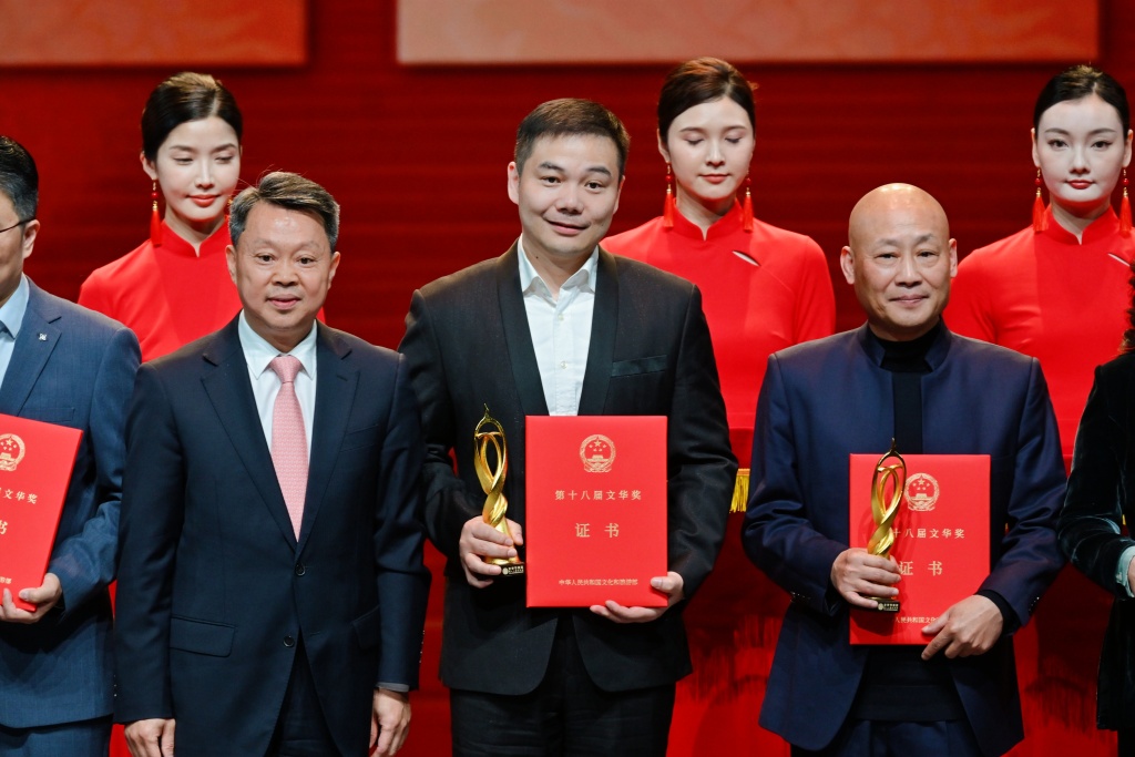 导演何念凭借上话出品《觉醒年代》获第十八届文华奖导演奖